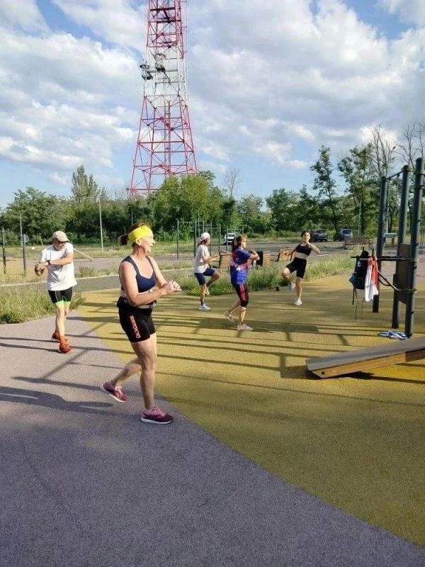 Мариупольцы заряжаются энергией в Приморском парке Мариупольцы заряжаются энергией в Приморском парке