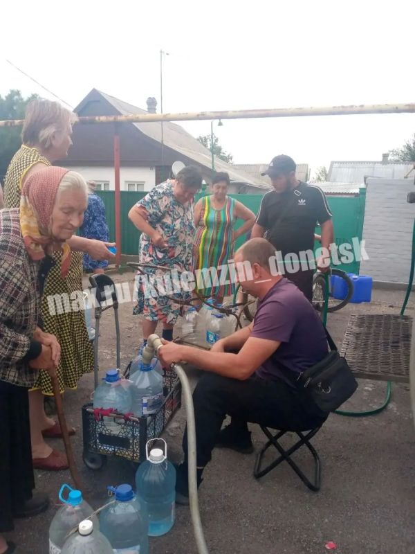 Алексей Кулемзин: Донецкие производители воды не остаются в стороне и продолжают поддерживать жителей в непростое время Алексей Кулемзин: Донецкие производители воды не остаются в стороне и продолжают поддерживать жителей в непростое время