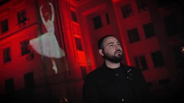 Последний танец. На фасаде Донбасс Оперы ожила мечта, которой не суждено сбыться