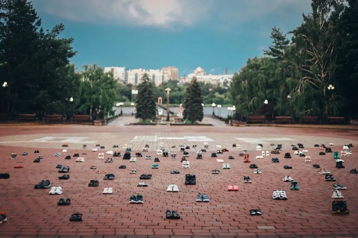 Инсталляция из 257 пар детской обуви появилась в центре Донецка Инсталляция из 257 пар детской обуви появилась в центре Донецка