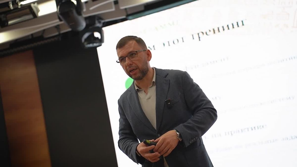Глава ДНР провёл лекцию для участников проекта «ПолитЗавод»