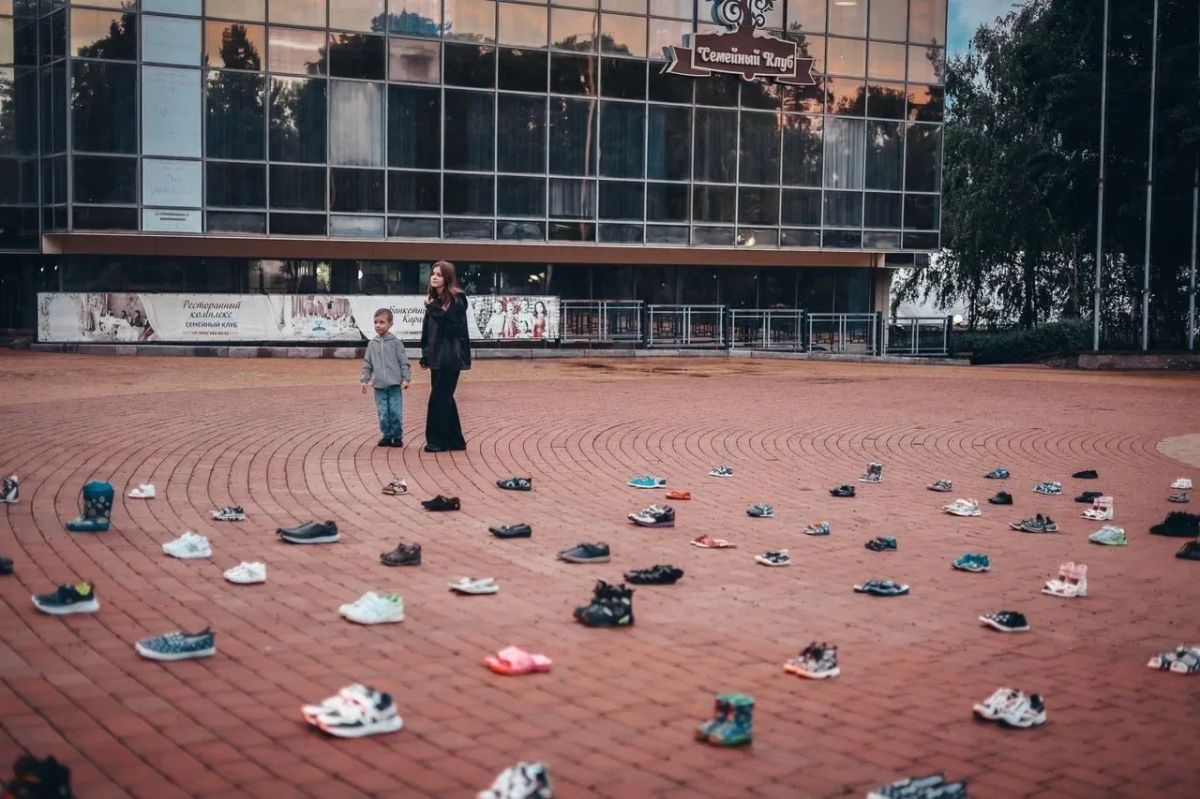Инсталляция из 257 пар детской обуви появилась в центре Донецка Инсталляция из 257 пар детской обуви появилась в центре Донецка