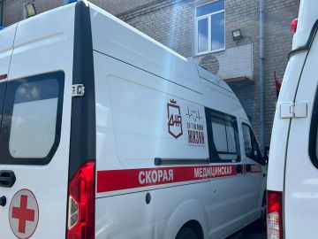 Били целенаправленно: в Горловке украинские дроны атаковали машину скорой помощи и автобус