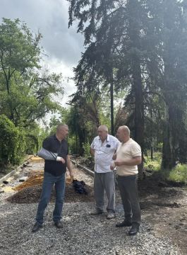 Павел Минаков проверил ход благоустройства в Старобешево и обсудил дорожные вопросы с жителями Новозарьевки
