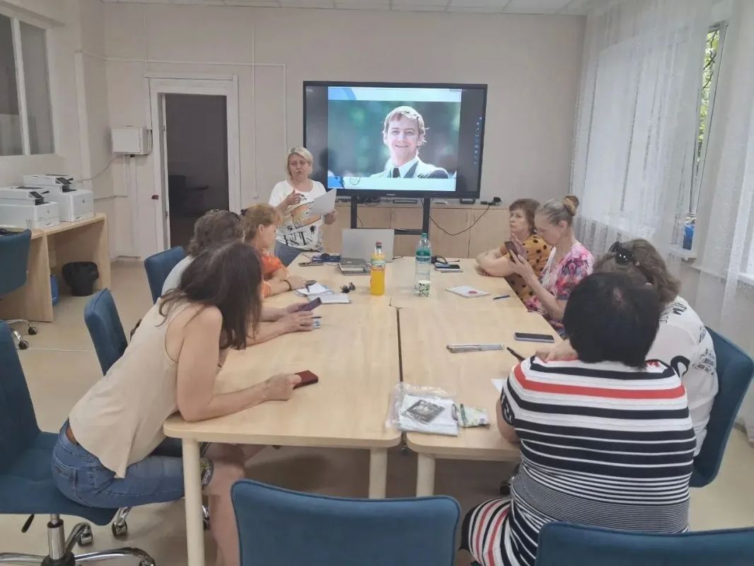 27 июля, к юбилею великого советского артиста балета Мариса Лиепы в Харцызской модельной библиотеке для читателей библиотеки и ценителей балета прошла экскурсия за кулисы «Будем знакомы Марис Лиепа» 27 июля, к юбилею великого советского артиста балета Мариса Лиепы в Харцызской модельной библиотеке для читателей библиотеки и ценителей балета прошла экскурсия за кулисы «Будем знакомы Марис Лиепа»