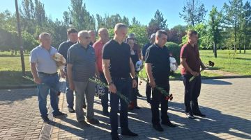 В знак скорби и вечной памяти о детях, чьи жизни оборвали украинские снаряды депутаты Донецкого городского совета возложили к мемориалу "Аллея ангелов" цветы и мягкие игрушки