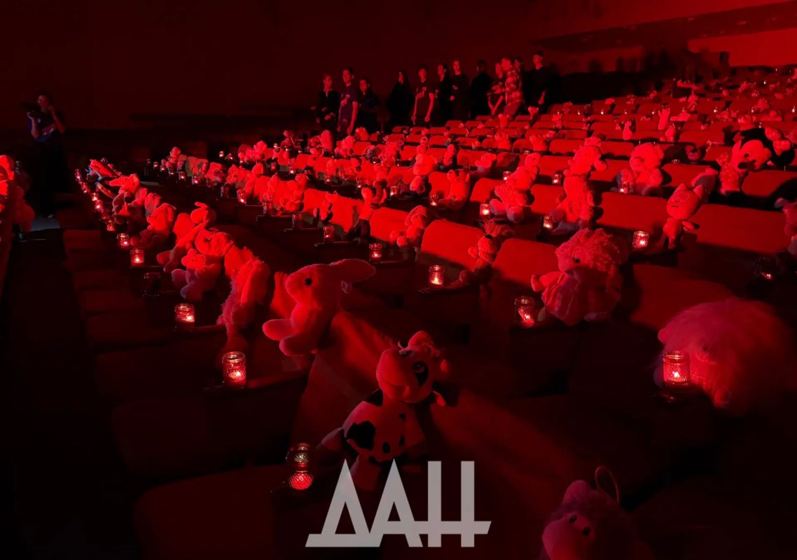 Игрушки вместо зрителей: в разрушенной «Юности» почтили память детей Донбасса Игрушки вместо зрителей: в разрушенной «Юности» почтили память детей Донбасса