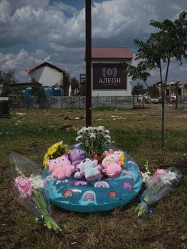 Стихийный мемориал на месте теракта ВСУ в Кирилловке…