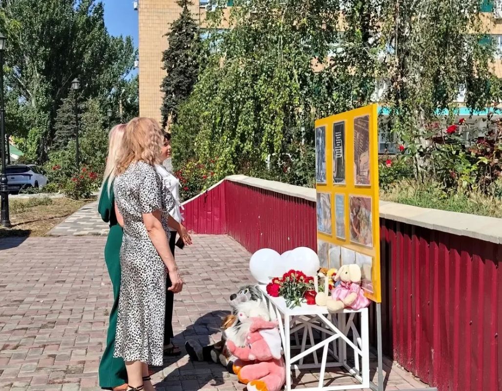 В Амвросиевке почтили память детей – жертв войны в Донбассе В Амвросиевке почтили память детей – жертв войны в Донбассе