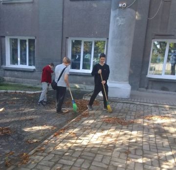 С целью приведения территории в надлежащее санитарное состояние, сотрудниками и учащимися Государственного бюджетного профессионального образовательного учреждения «Макеевский транспортно-технологический колледж» проведены...