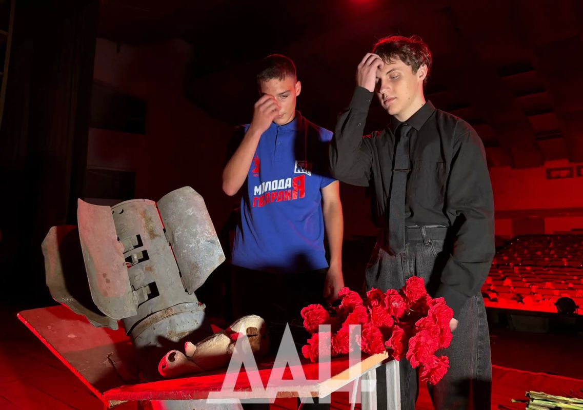 Игрушки вместо зрителей: в разрушенной «Юности» почтили память детей Донбасса Игрушки вместо зрителей: в разрушенной «Юности» почтили память детей Донбасса