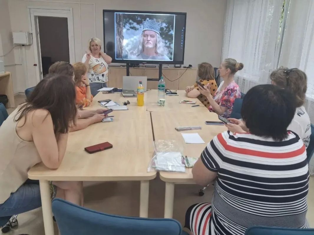 27 июля, к юбилею великого советского артиста балета Мариса Лиепы в Харцызской модельной библиотеке для читателей библиотеки и ценителей балета прошла экскурсия за кулисы «Будем знакомы Марис Лиепа» 27 июля, к юбилею великого советского артиста балета Мариса Лиепы в Харцызской модельной библиотеке для читателей библиотеки и ценителей балета прошла экскурсия за кулисы «Будем знакомы Марис Лиепа»