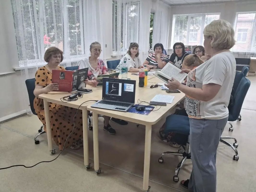 27 июля, к юбилею великого советского артиста балета Мариса Лиепы в Харцызской модельной библиотеке для читателей библиотеки и ценителей балета прошла экскурсия за кулисы «Будем знакомы Марис Лиепа» 27 июля, к юбилею великого советского артиста балета Мариса Лиепы в Харцызской модельной библиотеке для читателей библиотеки и ценителей балета прошла экскурсия за кулисы «Будем знакомы Марис Лиепа»