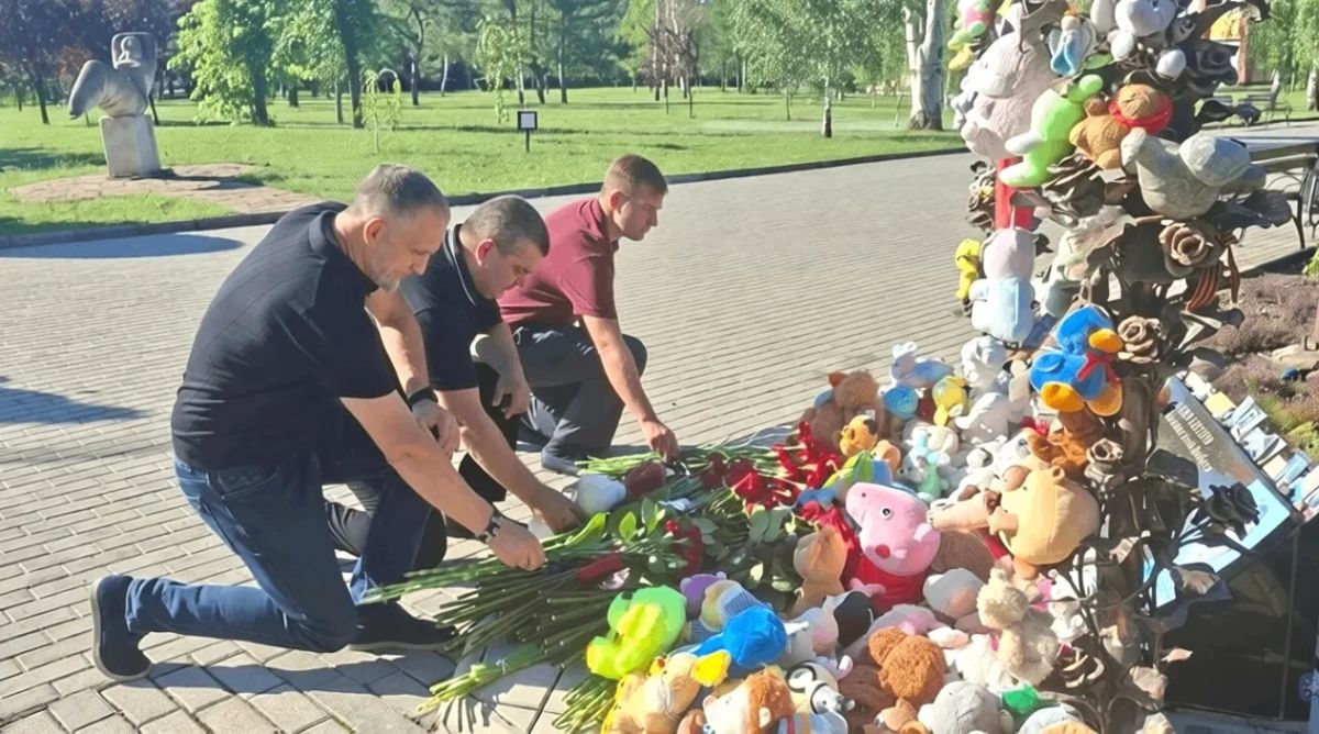 В знак скорби и вечной памяти о детях, чьи жизни оборвали украинские снаряды депутаты Донецкого городского совета возложили к мемориалу "Аллея ангелов" цветы и мягкие игрушки В знак скорби и вечной памяти о детях, чьи жизни оборвали украинские снаряды депутаты Донецкого городского совета возложили к мемориалу "Аллея ангелов" цветы и мягкие игрушки