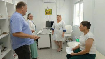 Первый заместитель главы администрации Амвросиевского муниципального округа Борис Бутко встретился с коллективом Василевской амбулатории общей практики