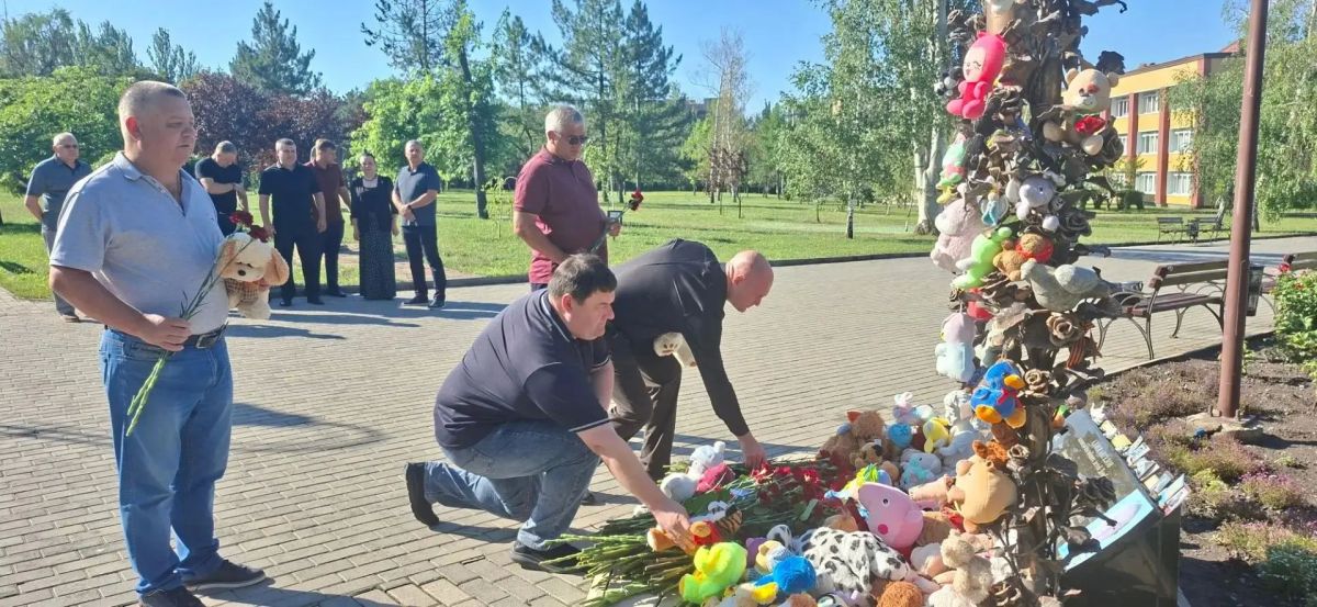 В знак скорби и вечной памяти о детях, чьи жизни оборвали украинские снаряды депутаты Донецкого городского совета возложили к мемориалу "Аллея ангелов" цветы и мягкие игрушки В знак скорби и вечной памяти о детях, чьи жизни оборвали украинские снаряды депутаты Донецкого городского совета возложили к мемориалу "Аллея ангелов" цветы и мягкие игрушки