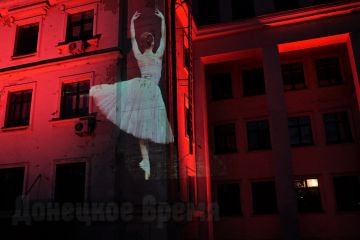 Танец, который не случился: на стенах Донбасс Оперы ожила история 12-летней балерины Кати