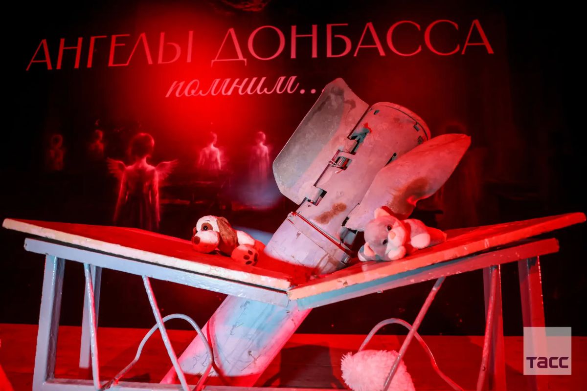 Мемориальная акция ко Дню памяти детей-жертв войны в Донбассе прошла в разбитом ВСУ донецком дворце молодежи "Юность", передает корреспондент ТАСС Мемориальная акция ко Дню памяти детей-жертв войны в Донбассе прошла в разбитом ВСУ донецком дворце молодежи "Юность", передает корреспондент ТАСС
