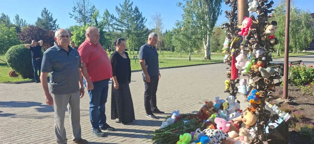 В знак скорби и вечной памяти о детях, чьи жизни оборвали украинские снаряды депутаты Донецкого городского совета возложили к мемориалу "Аллея ангелов" цветы и мягкие игрушки В знак скорби и вечной памяти о детях, чьи жизни оборвали украинские снаряды депутаты Донецкого городского совета возложили к мемориалу "Аллея ангелов" цветы и мягкие игрушки