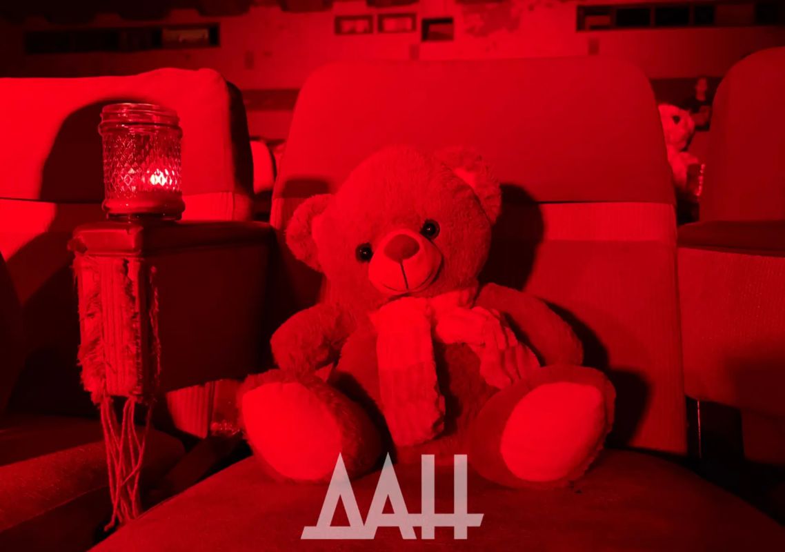 Игрушки вместо зрителей: в разрушенной «Юности» почтили память детей Донбасса Игрушки вместо зрителей: в разрушенной «Юности» почтили память детей Донбасса