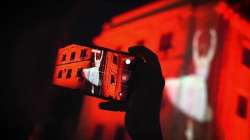 Последний танец Кати: на фасаде Донбасс Оперы ожила несбывшаяся мечта
