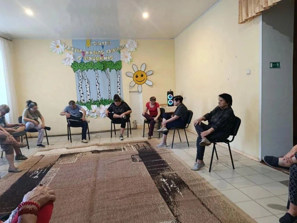 В рамках проекта партии «Единая Россия» «Старшее поколение» в ГБУСО «ЦСОН Центрально-Городского района города Горловки» для подопечных регулярно проводятся занятия утренней гимнастикой В рамках проекта партии «Единая Россия» «Старшее поколение» в ГБУСО «ЦСОН Центрально-Городского района города Горловки» для подопечных регулярно проводятся занятия утренней гимнастикой