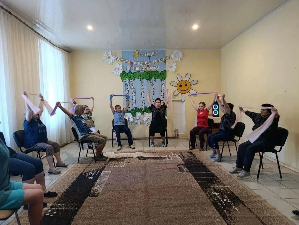 В рамках проекта партии «Единая Россия» «Старшее поколение» в ГБУСО «ЦСОН Центрально-Городского района города Горловки» для подопечных регулярно проводятся занятия утренней гимнастикой В рамках проекта партии «Единая Россия» «Старшее поколение» в ГБУСО «ЦСОН Центрально-Городского района города Горловки» для подопечных регулярно проводятся занятия утренней гимнастикой
