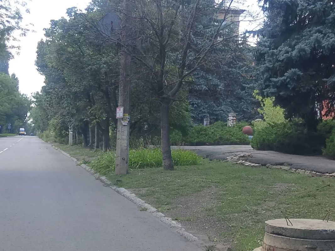 С целью приведения территории в надлежащее санитарное состояние силами ГБОУ «Средняя школа № 21 городского округа Макеевка» и ГБОУ «Основная школа № 90 городского округа Макеевка» проведены работы по покосу сорных и... С целью приведения территории в надлежащее санитарное состояние силами ГБОУ «Средняя школа № 21 городского округа Макеевка» и ГБОУ «Основная школа № 90 городского округа Макеевка» проведены работы по покосу сорных и...