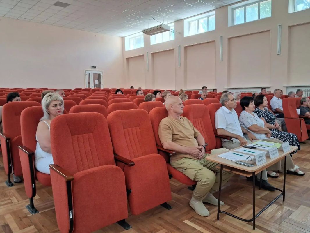 Под председательством Александра Алексеевича Шульги состоялось 75-е очередное заседание Амвросиевского муниципального совета Донецкой Народной Республики первого созыва Под председательством Александра Алексеевича Шульги состоялось 75-е очередное заседание Амвросиевского муниципального совета Донецкой Народной Республики первого созыва