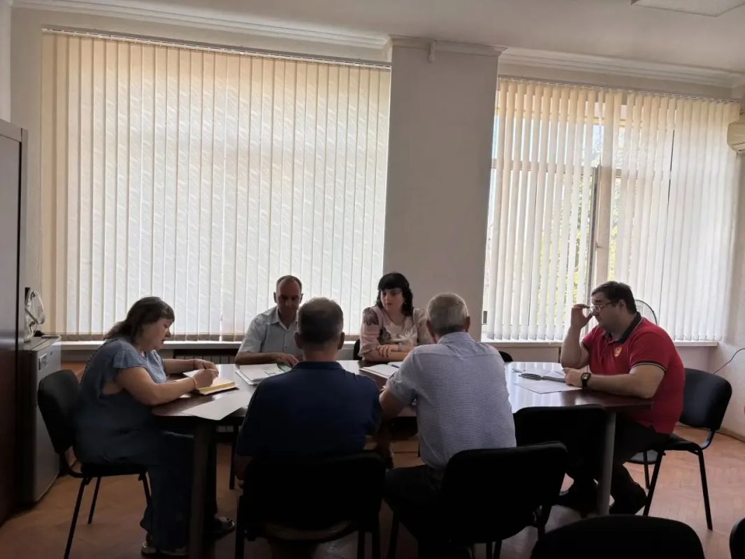 Состоялось заседание комиссии по оценке готовности образовательных организаций нашего округа к началу 2026–2027 учебного года Состоялось заседание комиссии по оценке готовности образовательных организаций нашего округа к началу 2026–2027 учебного года