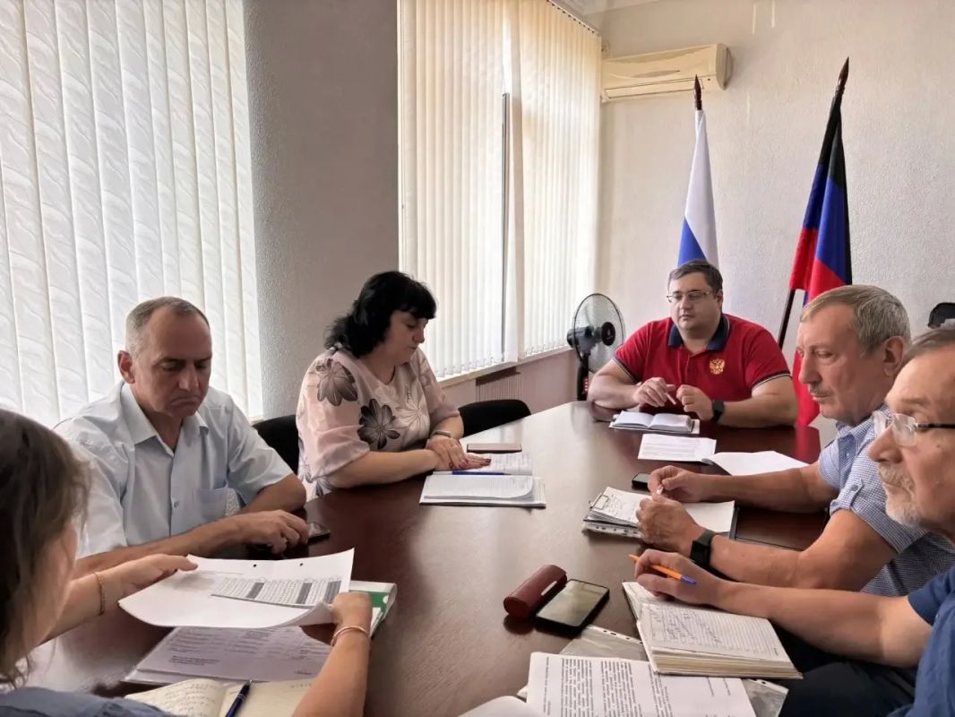 Состоялось заседание комиссии по оценке готовности образовательных организаций нашего округа к началу 2026–2027 учебного года Состоялось заседание комиссии по оценке готовности образовательных организаций нашего округа к началу 2026–2027 учебного года