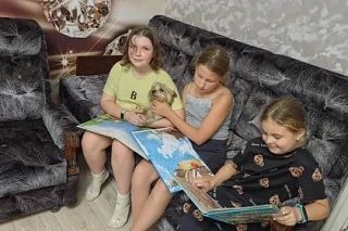 В Харцызске домашние питомцы помогают прививать любовь к чтению детям