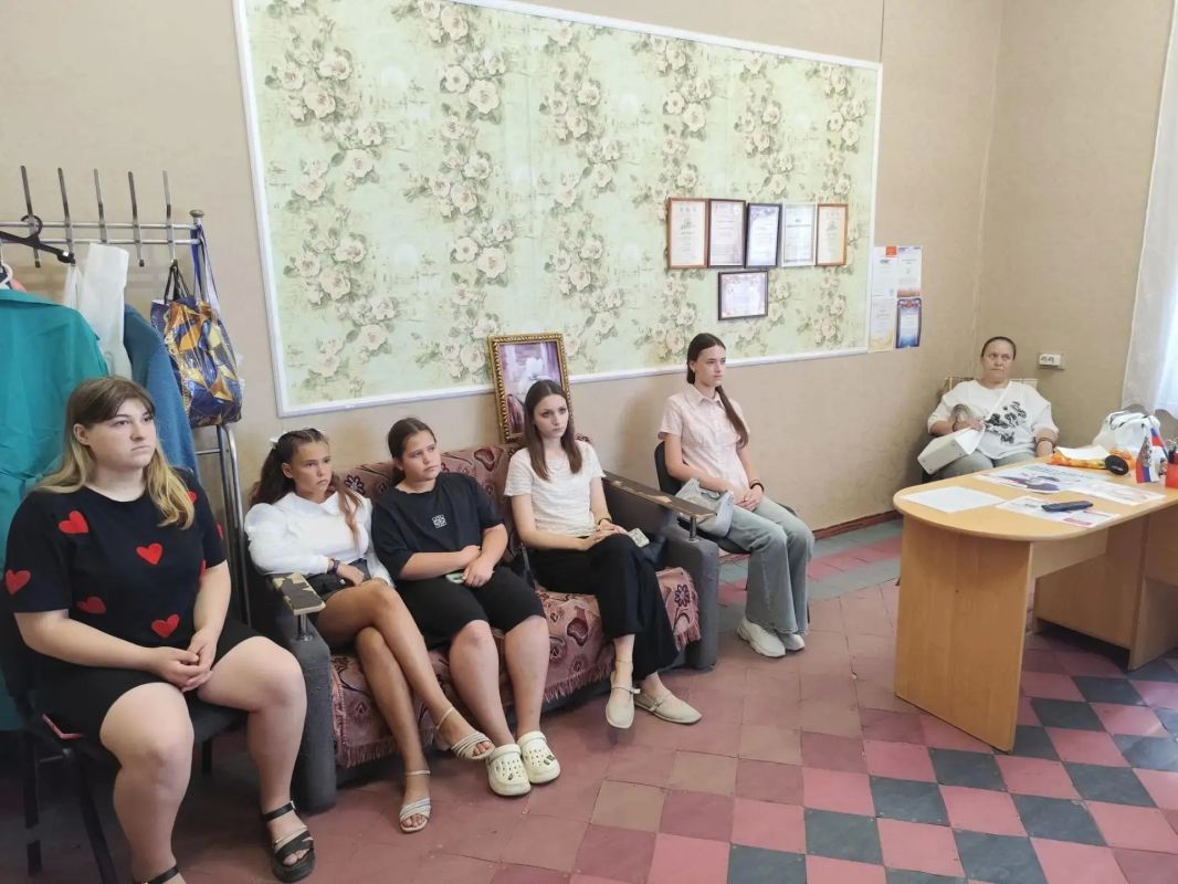 В Старобешевском округе прошла беседа на тему «Самые культурные профессии» В Старобешевском округе прошла беседа на тему «Самые культурные профессии»
