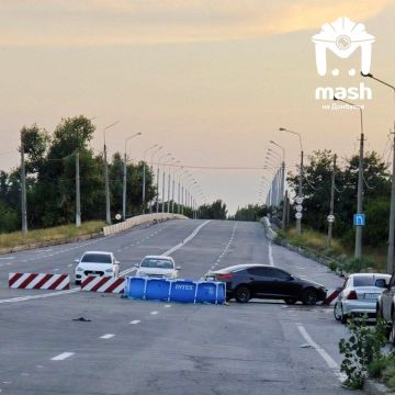 Бассейн поставили возле закрытого Петровского моста