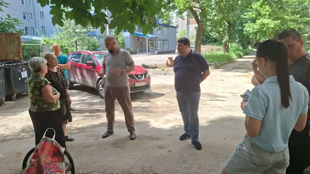 Валентин Левченко: Встреча с жителями дома № 150 по улице Артёма в рамках партпроекта «Управдом»