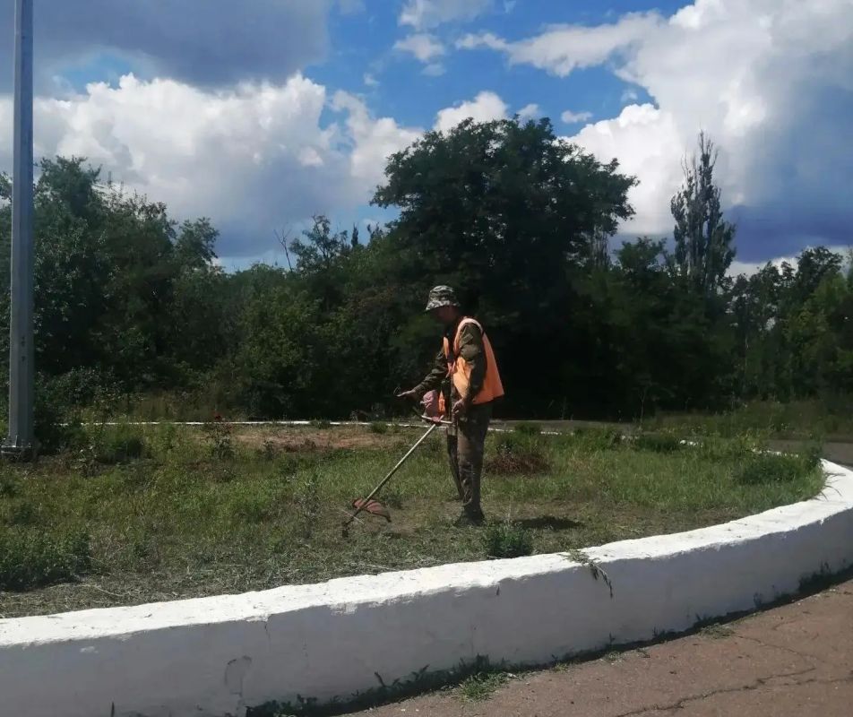 Коммунальщики Снежного продолжают благоустраивать территории общего пользования Коммунальщики Снежного продолжают благоустраивать территории общего пользования