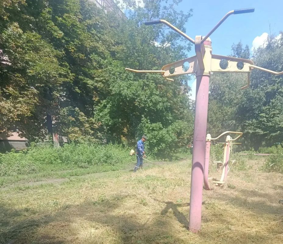 Сегодня, 29 июля, с целью приведения территории в надлежащее санитарное состояние в Кировском внутригородском районе города Макеевки силами Макеевского филиала НКО «ЕДИНЫЙ РЕГИОНАЛЬНЫЙ ФОНД ПО УПРАВЛЕНИЮ МНОГОКВАРТИРНЫМИ... Сегодня, 29 июля, с целью приведения территории в надлежащее санитарное состояние в Кировском внутригородском районе города Макеевки силами Макеевского филиала НКО «ЕДИНЫЙ РЕГИОНАЛЬНЫЙ ФОНД ПО УПРАВЛЕНИЮ МНОГОКВАРТИРНЫМИ...
