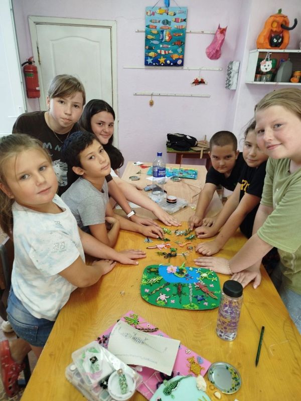 На занятии кружка "Бисеринка", прошедшем 28 июля ребята плели из бисера крокодилов На занятии кружка "Бисеринка", прошедшем 28 июля ребята плели из бисера крокодилов