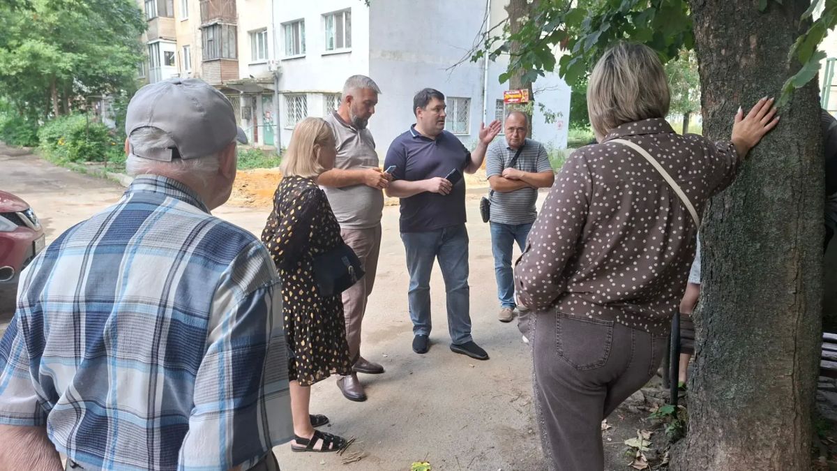 Валентин Левченко: Встреча с жителями дома № 150 по улице Артёма в рамках партпроекта «Управдом» Валентин Левченко: Встреча с жителями дома № 150 по улице Артёма в рамках партпроекта «Управдом»
