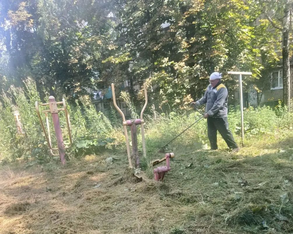 Сегодня, 29 июля, с целью приведения территории в надлежащее санитарное состояние в Кировском внутригородском районе города Макеевки силами Макеевского филиала НКО «ЕДИНЫЙ РЕГИОНАЛЬНЫЙ ФОНД ПО УПРАВЛЕНИЮ МНОГОКВАРТИРНЫМИ... Сегодня, 29 июля, с целью приведения территории в надлежащее санитарное состояние в Кировском внутригородском районе города Макеевки силами Макеевского филиала НКО «ЕДИНЫЙ РЕГИОНАЛЬНЫЙ ФОНД ПО УПРАВЛЕНИЮ МНОГОКВАРТИРНЫМИ...