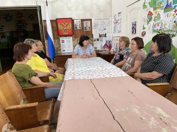И. о. начальника Михайловского территориального отдела Администрации Тельмановского муниципального района провела встречу с трудовым коллективом Михайловского сельского клуба