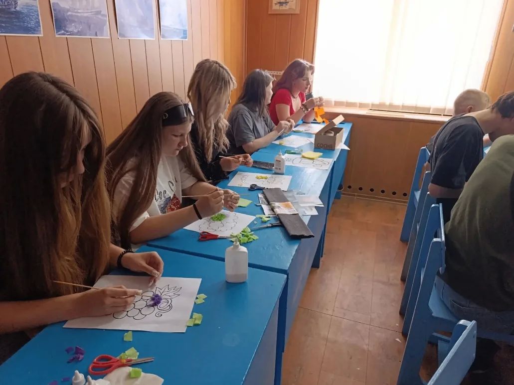 27 июля на базе досуговой площадки "Станция юных техников" в рамках проекта "Дворовые практики" состоялось мероприятие, связанное тематически с Днём военно-морского флота: практическое занятие по бумагопластике для... 27 июля на базе досуговой площадки "Станция юных техников" в рамках проекта "Дворовые практики" состоялось мероприятие, связанное тематически с Днём военно-морского флота: практическое занятие по бумагопластике для...