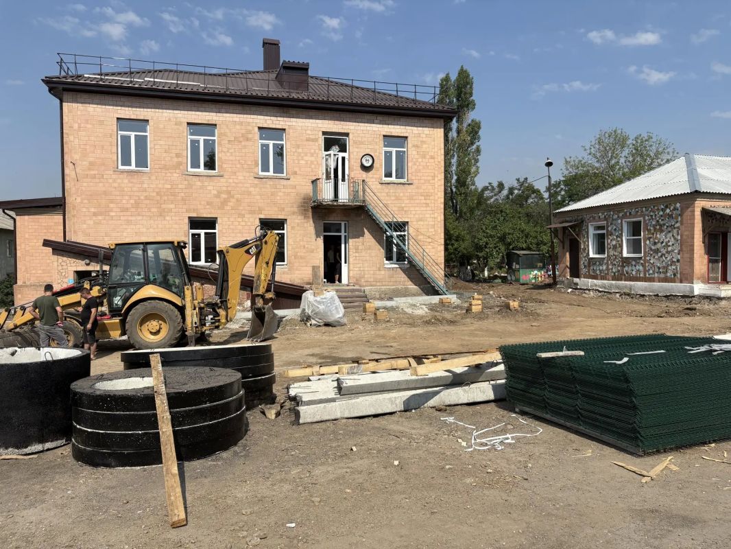 Сахалинская область продолжает благоустраивать территорию шахтерского детского сада № 9 Сахалинская область продолжает благоустраивать территорию шахтерского детского сада № 9