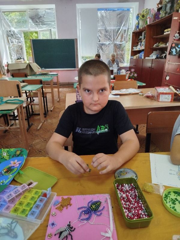 На занятии кружка "Бисеринка", прошедшем 28 июля ребята плели из бисера крокодилов На занятии кружка "Бисеринка", прошедшем 28 июля ребята плели из бисера крокодилов