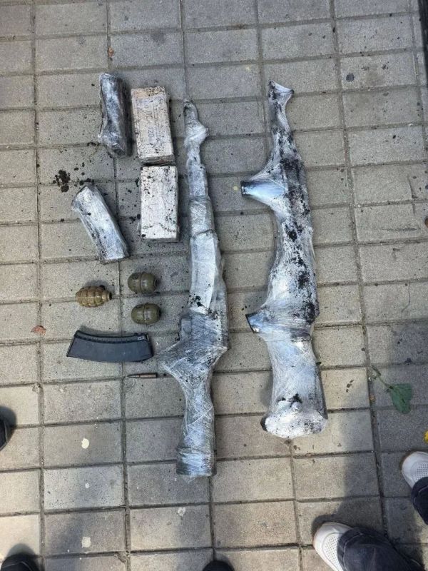 Женщина в Донецке закопала в своём огороде автоматы, гранаты и боеприпасы