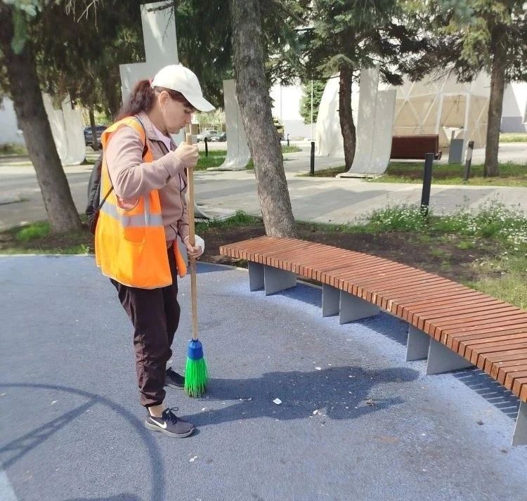 Коммунальщики Снежного продолжают благоустраивать территории общего пользования Коммунальщики Снежного продолжают благоустраивать территории общего пользования
