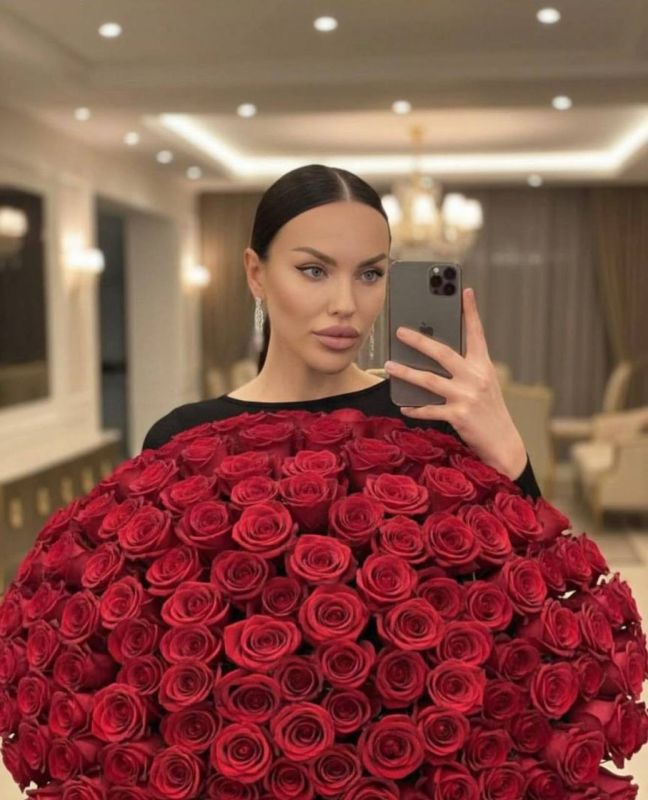 Эпатажная «Королева ДНР» Алина Андриевская отмечает 44-летие Эпатажная «Королева ДНР» Алина Андриевская отмечает 44-летие