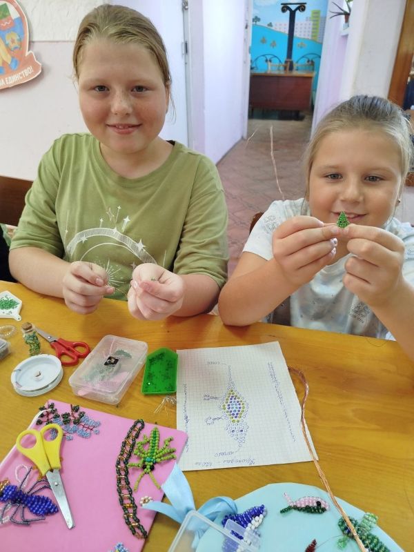 На занятии кружка "Бисеринка", прошедшем 28 июля ребята плели из бисера крокодилов На занятии кружка "Бисеринка", прошедшем 28 июля ребята плели из бисера крокодилов