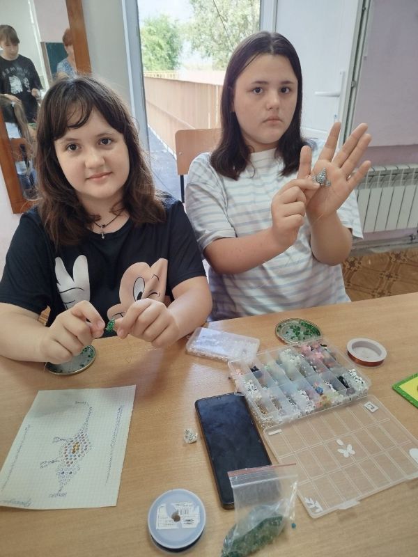 На занятии кружка "Бисеринка", прошедшем 28 июля ребята плели из бисера крокодилов На занятии кружка "Бисеринка", прошедшем 28 июля ребята плели из бисера крокодилов