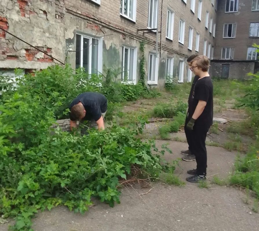 С целью приведения территории в надлежащее санитарное состояние, сотрудниками и учащимися Государственного бюджетного профессионального образовательного учреждения «Макеевский транспортно-технологический колледж» проведены...